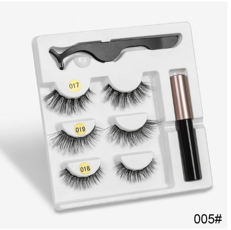 A Pair Of False Eyelashes With Magnets In Fashion - SD & CO.